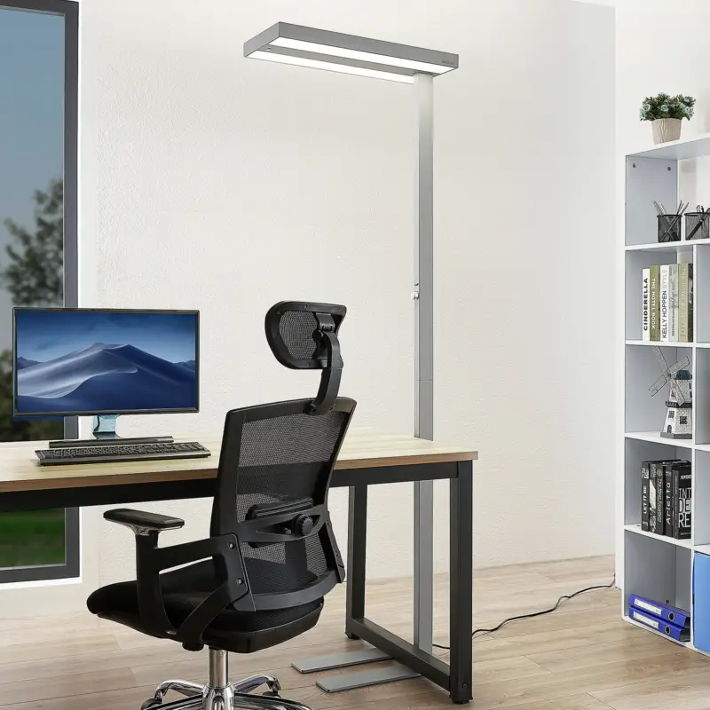 I lager Arcchio LED-golvlampa Logan Pro, silver, sensor, dimbar
