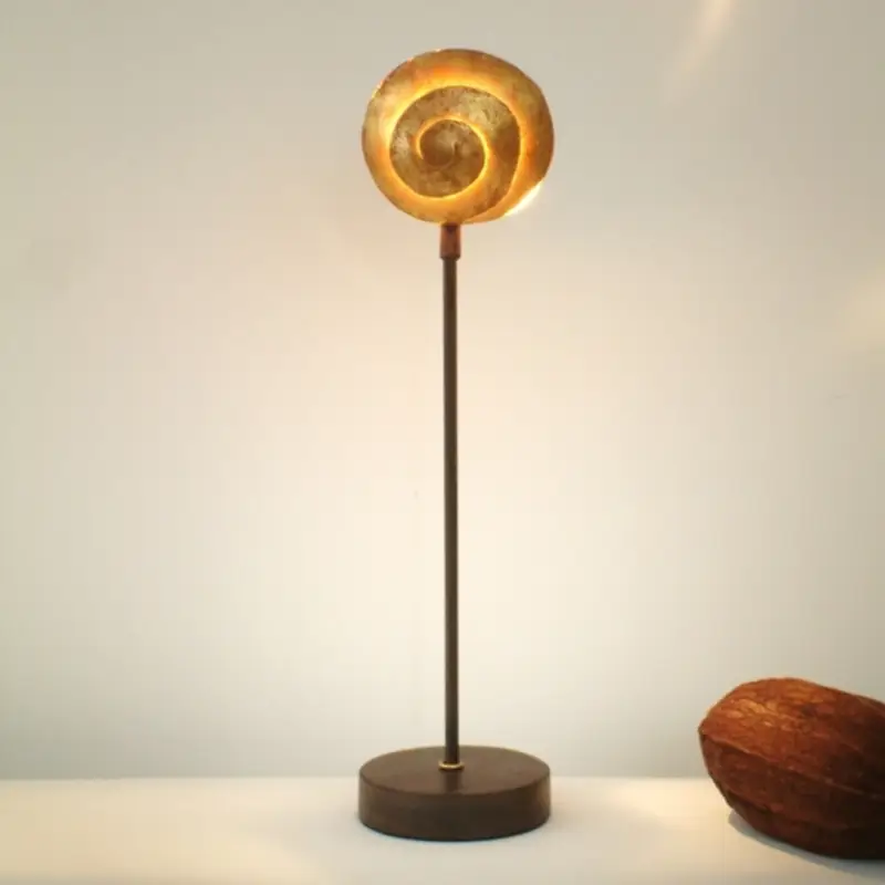 Snabb leverans Vacker bordslampa Schnecke Gold av järn