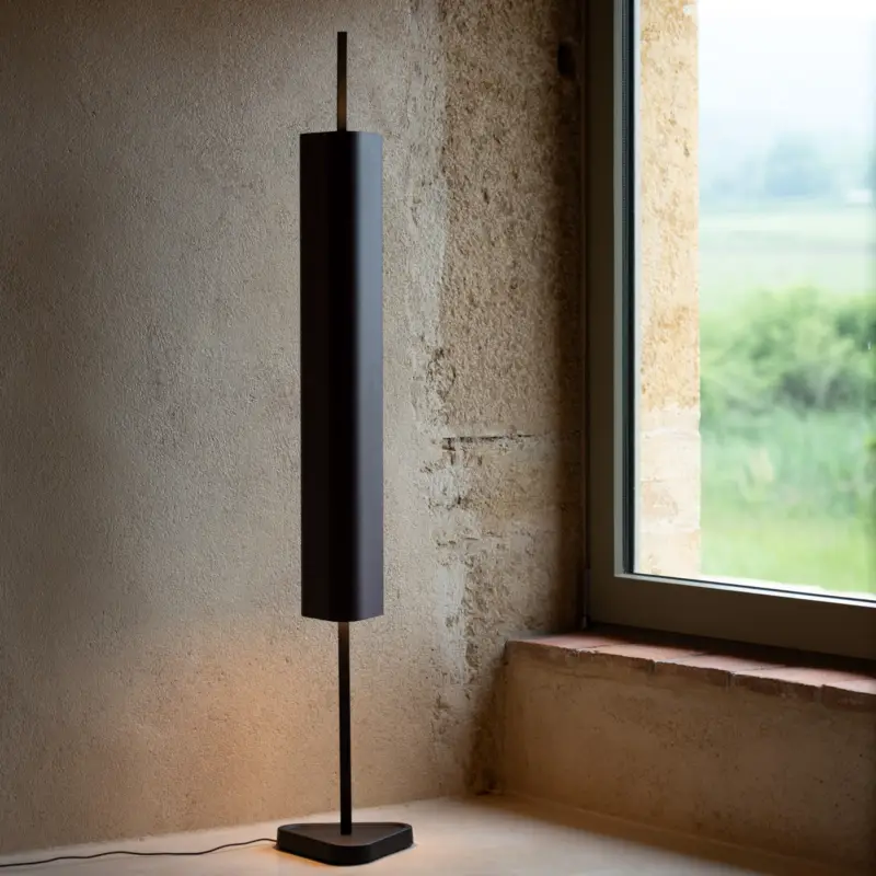 FLOS LED-golvlampa Emi, mörkröd, dimbar, höjd 170 cm Snabb leverans