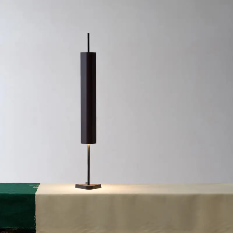 FLOS LED-bordslampa Emi, mörkröd, dimbar, höjd 114 cm Erbjudande