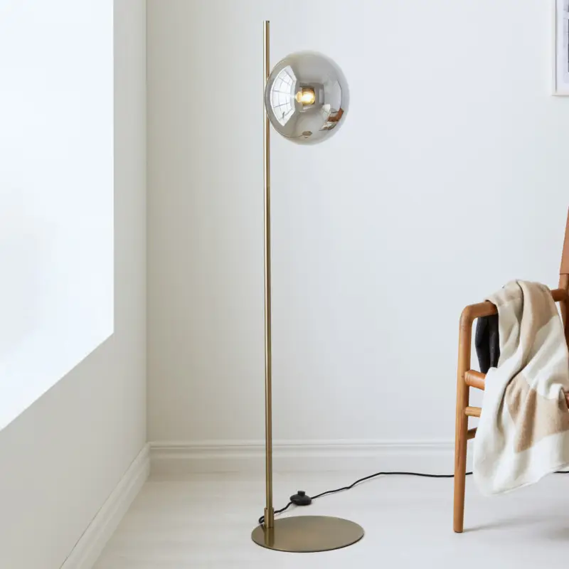 Dione golvlampa, mässing/rökgrå, glas, järn Expressleverans