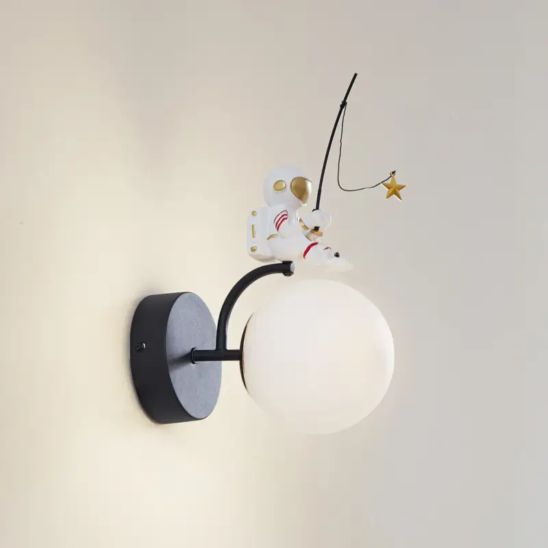Sänkt pris Lindby Kosmo vägglampa, plast, astronaut, 30 cm hög